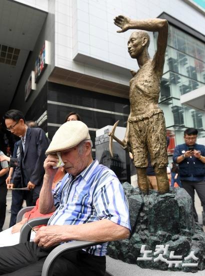 지난 12일 오후 서울 용산역 광장에서 열린 '강제징용 노동자상 건립 제막식'에 참석한 강제징용 피해자 김한수 할아버지가 흐르는 눈물을 닦고 있다. (사진=황진환 기자/노컷뉴스)