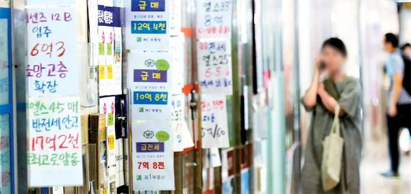 정부가 전월세 대책을 포함한 주거복지 로드맵을 다음달 발표할 예정이다. 잠실의 한 공인중개업소에 전세물건 안내문이 붙어 있다. [이충우 기자]