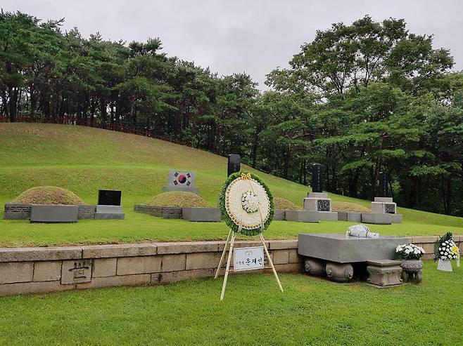 문재인 대통령이 참배하고 돌아간 15일 낮 효창공원 안 삼의사 묘역. 맨 왼쪽의 묘는 안중근 의사의 가묘다. 독자 제공