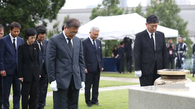 광복절 제72주년인 15일 오전, 문재인 대통령이 효창공원 안에 있는 백범 김구 묘소 앞에서 비를 맞으며 참배하고 있다. 청와대사진기자단