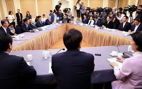 16일 오전 서울 여의도 국회 귀빈식당에서 제2차 고위 당정협의회가 진행되고 있다. /사진=뉴스1