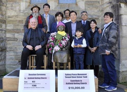 애시필드 연합교회에 기부금 전달 뒤 기념촬영 모습. 왼쪽 첫번째 앉은 이가 빌 크루스 목사 [제공: 시드니 평화의 소녀상 실철 추진위원회]