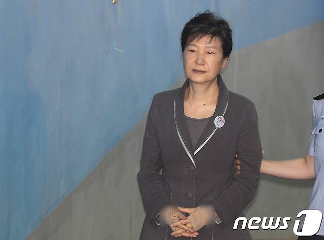 박근혜 전 대통령이 7일 오전 서울 서초구 서울중앙지방법원에서 열린 '592억 뇌물' 관련 49차 공판에 출석하고 있다. 2017.8.7/뉴스1 © News1 신웅수 기자