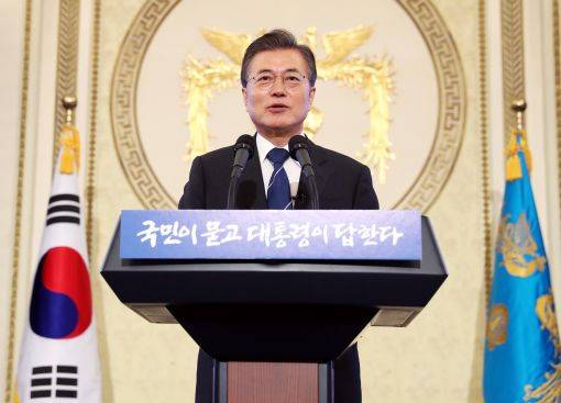 취임 100일을 맞은 문재인 대통령이 17일 오전 청와대 영빈관에서 출입기자들과 취임 후 첫 기자회견을 하고 있다.[사진=연합뉴스]