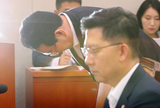 17일 김영록 농림축산식품부 장관이 국회농림축산식품해양수산위원회 현안보고에 참석,살충제 계란 사태와 관련해 “국민께 큰 불편과 걱정을 끼쳐드려 매우 죄송하다”고 사과하고 있다.조문규 기자