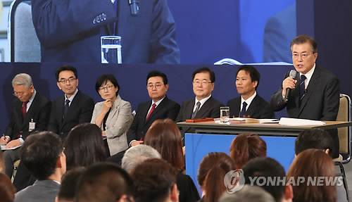 (서울=연합뉴스) 배재만 기자 = 문재인 대통령이 17일 오전 취임 100일을 맞아 청와대 영빈관에서 출입기자들과 취임 후 첫 기자회견에서 질문에 답변하고 있다. 임종석 비서실장 등 청와대 참모들이 배석해 있다. 2017.8.17      scoop@yna.co.kr