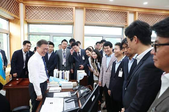 17일 오후 문재인 대통령 취임 100일 맞아 진행된 청와대 오픈하우스에 참석한 청와대 출입기자단이 경내를 둘러보고 있다. [사진 청와대]