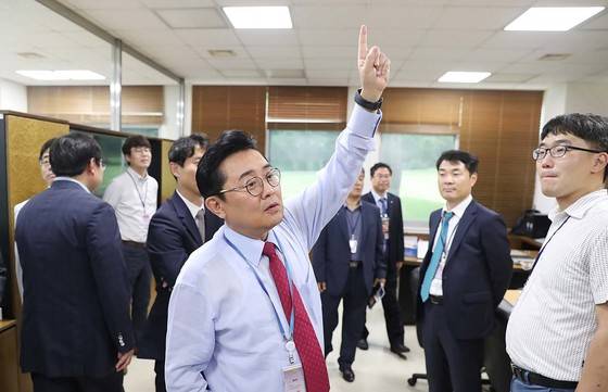 17일 오후 문재인 대통령 취임 100일 맞아 진행된 청와대 오픈하우스에 참석한 청와대 출입기자단이 경내를 둘러보고 있다. [사진 청와대]