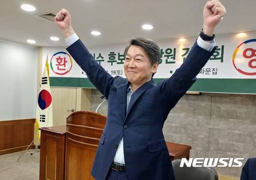 【천안=뉴시스】이종익 기자 = 국민의당 8·27 전당대회 당 대표 선거에 출마한 안철수 후보가 19일 오후 충남 천안시 동남구 광화문연가에서 열린 충남지역 당원 간담회에서 당원들에게 인사를 하고 있다.  2017.08.19.  007news@newsis.com