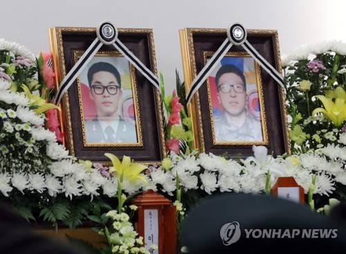 (성남=연합뉴스) 권준우 기자 = 21일 오전 경기도 성남시 분당구 국군수도병원 장례식장에서 K-9 자주포 사격훈련중 순직한 故 이태균 상사와 故 정수연 상병의 합동 영결식이 열리고 있다.      지난 18일 오후 3시 19분께 강원도 철원군 갈말읍 일대 사격장에서 육군 모 부대의 10여문의 K-9 자주포 사격훈련중 5번째 자주포 화포 내부에서 화재가 발생해 2명의 사망자와 5명의 부상자가 발생했다. 2017.8.21      stop@yna.co.kr