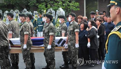 (성남=연합뉴스) 권준우 기자 = 21일 오전 경기도 성남시 분당구 국군수도병원 장례식장에서 K-9 자주포 사격훈련중 순직한 故 이태균 상사와 故 정수연 상병의 운구가 동료들의 손에 옮겨지고 있다.      지난 18일 오후 3시 19분께 강원도 철원군 갈말읍 일대 사격장에서 육군 모 부대의 10여문의 K-9 자주포 사격훈련중 5번째 자주포 화포 내부에서 화재가 발생해 2명의 사망자와 5명의 부상자가 발생했다. 2017.8.21      stop@yna.co.kr