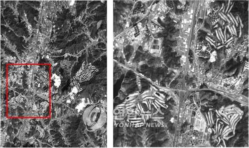 국내 첫 다목적실용위성인 아리랑1호가 지난 3월 촬영한  난(亂)개발의  진원지 경기도 용인시가지의 모습. 사진 왼쪽이 수지지구를 비롯한 용인시가지 전체 모습이며 사진 오른쪽(왼쪽 사각형 부분)은 최근 우후죽순으로 들어서고 있는  골프장  및 아파트단지 때문에 흉물스럽게 변한 현장를 잘 보여주고 있다./김길원-항공우주연구소 제공. 2000.6.27 (대전=연합뉴스)      scoopkim@yonhapnews.co.kr               <저작권자 ⓒ 2000 연 합 뉴 스. 무단전재-재배포 금지.>
