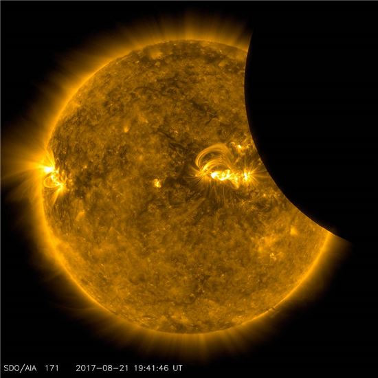 ▲SDO가 자외선으로 찍은 개기일식.[사진제공=NASA]