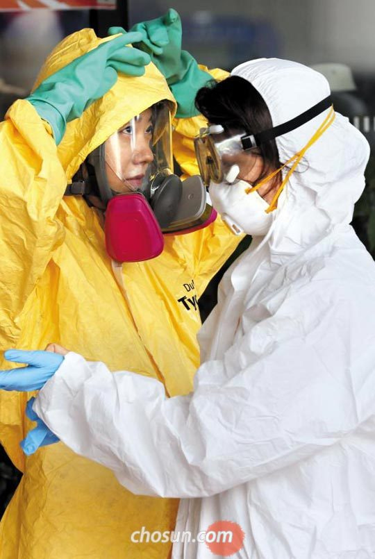 을지프리덤가디언(UFG) 연습이 시작된 21일 오후 경기도 고양시 일산 킨텍스에서 열린 테러·재난 대응 종합훈련 참가자들이 화생방 공격에 대비해 방독면과 장갑 등 장비를 착용하고 있다. /오종찬 기자