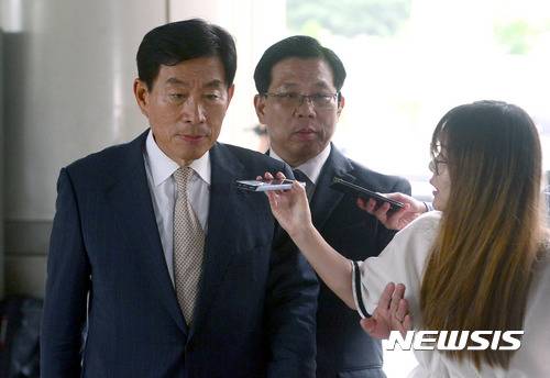 【서울=뉴시스】김선웅 기자 = 원세훈 전 국가정보원장이 24일 오후 서울 서초구 서울고등법원에서 열린 '국정원 댓글 사건' 파기환송심 결심공판에 출석하고 있다. 2017.07.24. mangusta@newsis.com