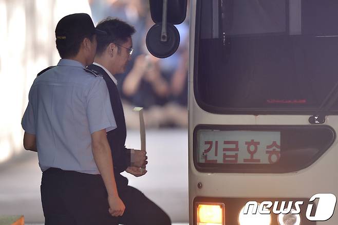 이재용 삼성전자 부회장이 25일 서울 서초구 중앙지법에서 열린 뇌물공여 등 1심 선고공판을 마친 후 호송차로 이동하고 있다. 2017.8.25/뉴스1 © News1 성동훈 기자