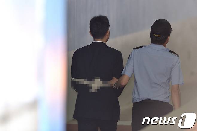 이재용 삼성전자 부회장이 25일 서울 서초구 중앙지법에서 열린 뇌물공여 등 1심 선고공판을 마친 후 호송차로 이동하고 있다. 2017.8.25/뉴스1 © News1 성동훈 기자