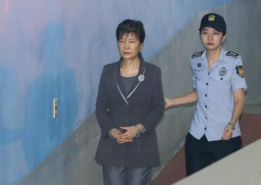 지난 3일 박근혜 전 대통령이 공판에 출석하기 위해 법정으로 향하고 있다. /조선일보DB
