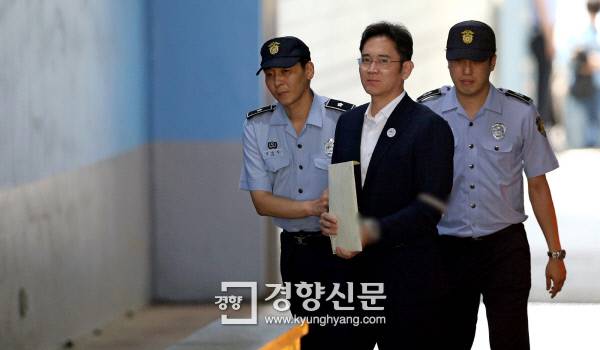 이재용 삼성전자 부회장이 25일 오후 서울 서초구 서울중앙지법에서 열리는 선고 공판에 출석하기 위해 호송차에서 내려 법정으로 향하고 있다. 김영민기자