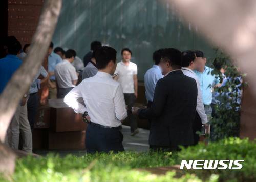 【서울=뉴시스】조성봉 기자 = 박근혜 전 대통령과 최순실 씨 측에 뇌물을 준 혐의로 이재용 삼성전자 부회장이 1심에서 징역 5년을 선고받은 25일 오후 서울 서초구 삼성전자 서초사옥 앞 흡연구역에서  직원들이담배를 태우며 이야기를 나누고 있다. 2017.08.25.suncho21@newsis.com