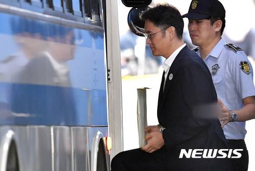 【서울=뉴시스】박진희 기자 = 이재용 삼성전자 부회장이 25일 오후 서울 서초구 서울중앙지방법원에서 열린 뇌물 공여 등 혐의에 대한 1심 선고 공판에서 징역 5년을 선고받은 뒤 서울구치소로 이동하는 호송차량으로 향하고 있다. 2017.08.25. photo@newsis.com