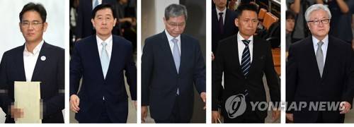 (서울=연합뉴스) 한상균 기자 = 이재용 삼성전자 부회장이 25일 오후 서울 서초구 서울중앙지법에서 열리는 선고 공판에 출석하기 위해 호송차에서 내려 법정으로 향하고 있다. 불구속 기소된 최지성 전 삼성 미래전략실장(왼쪽 두 번째부터), 장충기 전 삼성 미래전략실 차장, 황성수 전 삼성전자 전무, 박상진 전 삼성전자 사장이 각각 재판장으로 향하고 있다. 2017.8.25          xyz@yna.co.kr