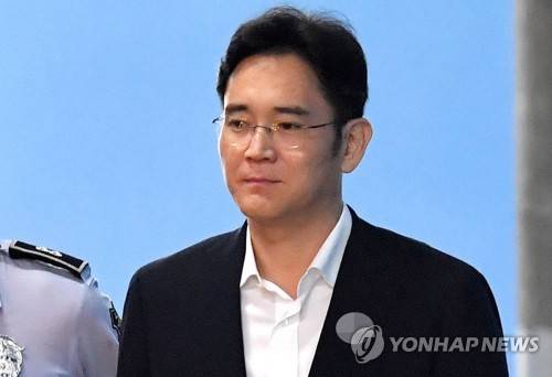 (서울=연합뉴스) 한상균 기자 = 25일 오후 서울 서초구 서울중앙지법에서 열린 선고공판에서 징역 5년을 선고받은 이재용 삼성전자 부회장이 법정을 나서 호송차로 향하고 있다. 2017.8.25      xyz@yna.co.kr