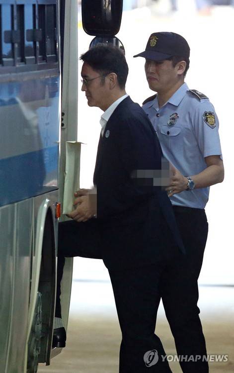 (서울=연합뉴스) 한상균 기자 = 25일 오후 서울 서초구 서울중앙지법에서 열린 선고공판에서 징역 5년을 선고받은 이재용 삼성전자 부회장이 법정을 나서 호송차로 향하고 있다. 2017.8.25      xyz@yna.co.kr