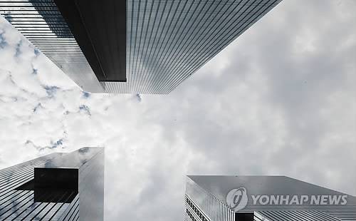(서울=연합뉴스) 한종찬 기자 = 법원이 이재용 삼성전자 부회장에게 징역 5년의 실형을 선고했다. 25일 서울중앙지방법원 대법정에서 열린 이재용 부회장과 최지성, 장충기, 박상진, 황성수 전 임원 등 5명에 대한 1심 선고공판에서 법원은 이같이 밝혔다. 사진은 이날 서울 삼성그룹 서초사옥의 모습. 2017.8.25      saba@yna.co.kr