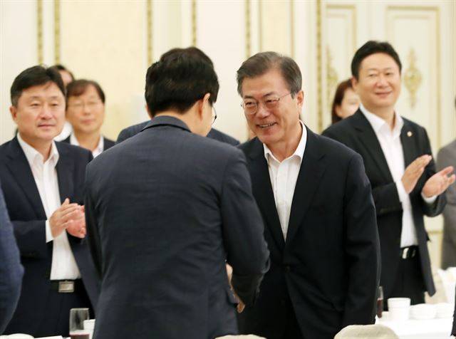 문재인 대통령이 26일 오전 청와대 영빈관에서 열린 더불어민주당 국회의원 초청 오찬 및 간담회에 입장하며 의원들과 인사하고 있다. 연합뉴스