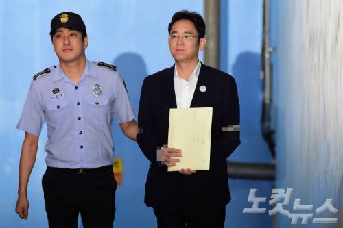 이재용 삼성전자 부회장이 25일 오후 서울 서초구 서울중앙지방법원에서 열린 뇌물 공여 등 혐의에 대한 1심 선고 공판에서 징역 5년을 선고받은 뒤 서울구치소로 이동하는 호송차량으로 향하고 있다.(사진=박종민기자)