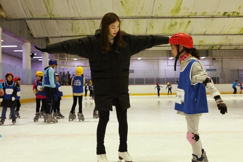 피겨퀸 김연아가 26일 서울 목동아이스링크에서 열린 '서울시 스포츠 재능나눔 피겨교실'에서 어린이를 지도하고 있다. [올댓스포츠 제공=연합뉴스]