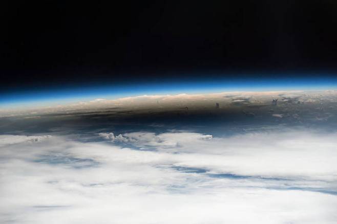 우주에서 바라 본 개기일식 그림자(사진 : NASA)