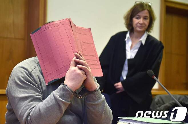 약물을 사용해 중환자실 환자 2명을 사망케 한 혐의로 2015년 종신형을 선고 받은 독일의 간호사 닐스 회겔(40·왼쪽). 사진은 2015년 2월 선고 재판에서 촬영된 회겔의 모습. © AFP=뉴스1