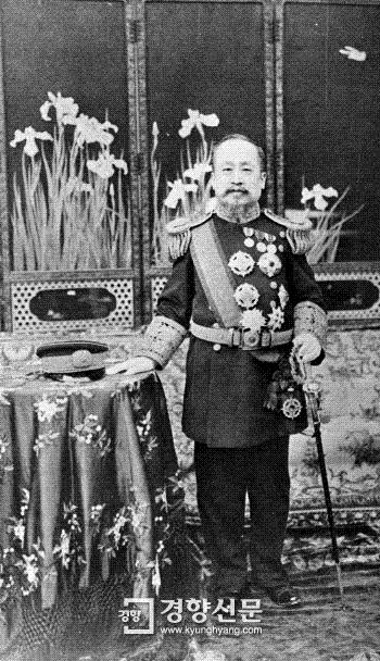 1897년 황제국 ‘대한’을 선포한 뒤 프러시아식 황제복으로 차려입은 고종.