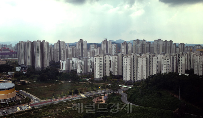 하반기 주택시장의 전망이 엇갈리는 가운데 국토부가 서울의 집값은 꾸준히 상승할 것으로 전망했다. 미분양과 입주물량 증가에 따른 지역별 양극화는 심화할 것으로 내다봤다. 매매심리가 위축되면서 관망세가 지속하면서, 입지여건이 좋은 지역에만 수요가 몰릴 것이란 의미다. 사진은 세종시 전경. [헤럴드경제DB]