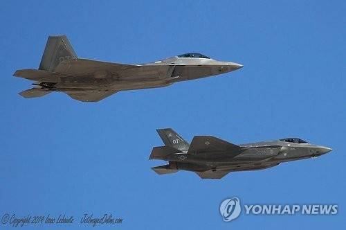 사진은 비행 중인 미국의 스텔스기 F-22(왼쪽)와 F-35.[미 국방부 제공=연합뉴스]
