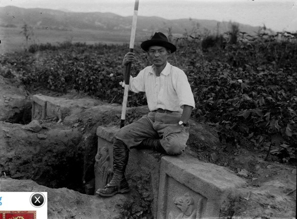 1928년 일본 학자 노세 우시조가 황복사터에서 십이지신상을 발굴할 당시 드러난 상 위에 걸터앉아 실측봉을 들고 찍은 사진. 최근 비슷한 구도로 찍은 재발굴 사진과 함께 경주 세계문화엑스포 문화센터에서 전시되고 있다.