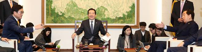 우원식 더불어민주당 원내대표(왼쪽)와 김성태 자유한국당 원내대표가 지난 19일 국회 의장접견실에서 열린 여야 3당 교섭단체 원내대표 정례회동에서 의사일정에 관해 논쟁을 벌이고 있다. (사진=연합뉴스)