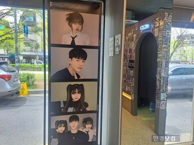 홍대입구역 인근의 한 셀프사진관에 SNS 스타들의 얼굴이 내걸린 홍보용 네컷사진. /사진=김세린 기자