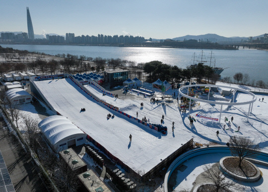 22일 오전 서울 광진구 뚝섬한강공원 눈썰매장을 찾은 시민들이 눈썰매를 타고 있다. 연합뉴스.