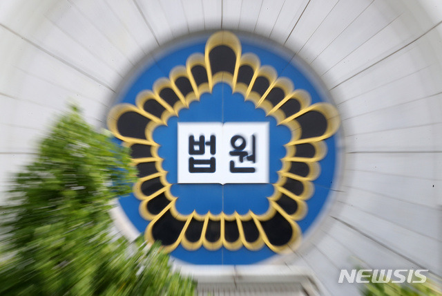 [서울=뉴시스] 여동준 기자 =지난 2019년부터 올해 10월까지 4년에 걸쳐 11명의 남학생을 성추행한 혐의를 받는 중학교 교사인 30대 남성이 재판에 넘겨졌다. 사진은 법원 로고. 2.23.11 *재판매 및 DB 금지