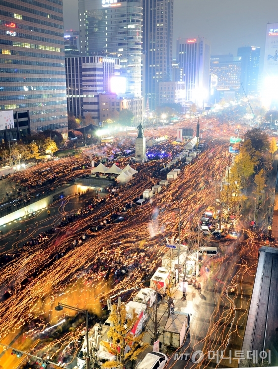 지난 19일 저녁 서울 광화문광장에서 열린 제4차 촛블집회에 참가한 시민들이 박근혜 대통령 하야 등을 촉구하는 구호를 외치며 행진하고 있다. /사진=머니투데이DB