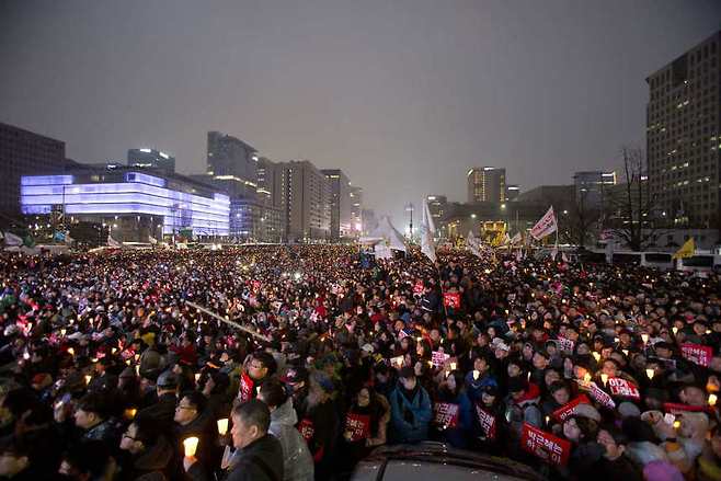 11월26일 서울 광화문 광장에서 열린 제5차 촛불집회에 눈·비가 온 날씨에도 불구하고 100만명이 참여한 가운데 평화롭게 진행되고 있다. 자리를 함께한 시민들은 갑자기 추워진 날씨에도 함께 박근혜 퇴진·하야를 요구하며 구호도 외치고 함께 노래 부르며 즐기고 있다. ⓒ 이종현 기자