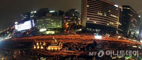 박근혜 대통령 퇴진을 요구하는 5차 촛불집회가 열린 26일 촛불을 든 시민들이 서울 광화문 광장과 시청광장 일대를 출발해 청와대로 향하고 있다. /사진=사진공동취재단