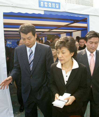 2004년 3월 24일 여의도에 천막당사를 차린 박근혜 신임 대표가 기자회견을 위해 천막 회의실을 나서고 있다 [사진=중앙포토]