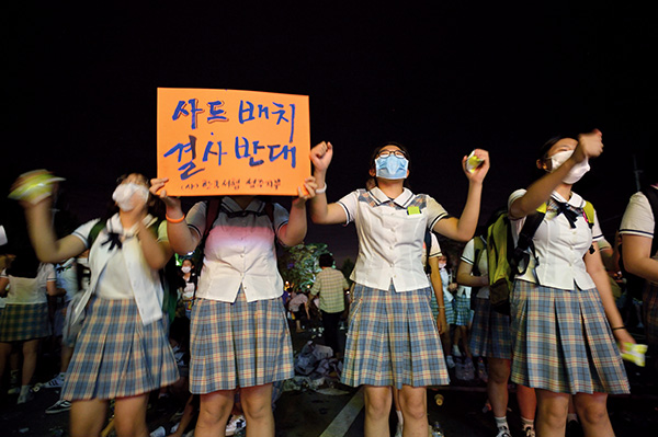 ⓒ시사IN 조남진 지난해 7월14일 성주 사드 배치 반대 촛불집회에서 중고생들이 사드 배치 철회를 촉구하고 있다.
