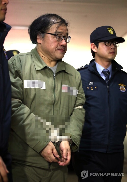 안종범 전 정책조정수석이 11일 오후 서울 강남구 특검 사무실로 가고 있다.