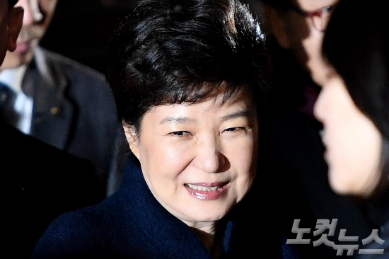 박근혜 전 대통령이 탄핵 인용 사흘만인 지난 12일 오후 청와대에서 퇴거해 삼성동 사저에 도착하고 있다. (사진=박종민 기자)