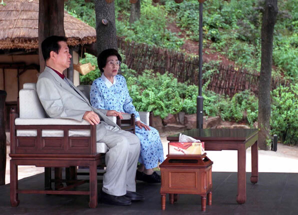 청남대에서 휴가를 즐기고 있는 김대중 전 대통령 부부